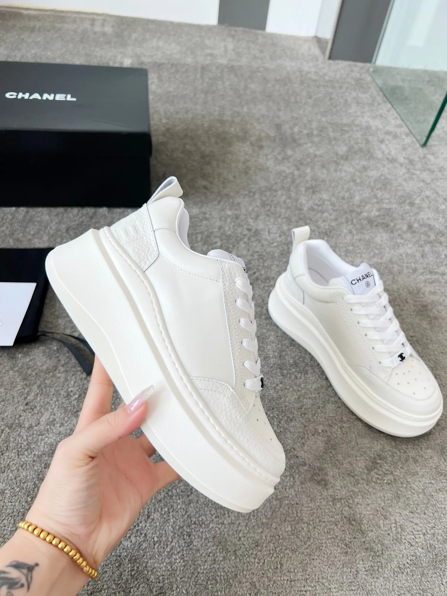 👟👟Ex-factory price 540👟👟 Super popular Chanel Chanel 2025 new casual sports shoes and sneakers. Hard to find in the counter. Super beautiful color. Very versatile. Super comfortable. Full of small fragrance. Classic, durable and versatile. The upper is made of spliced materials. Genuine cowhide, sheepskin lining, original pU+Tpa sole, good resilience. Wear light, white, white and black, white and pink code number: 35-40
